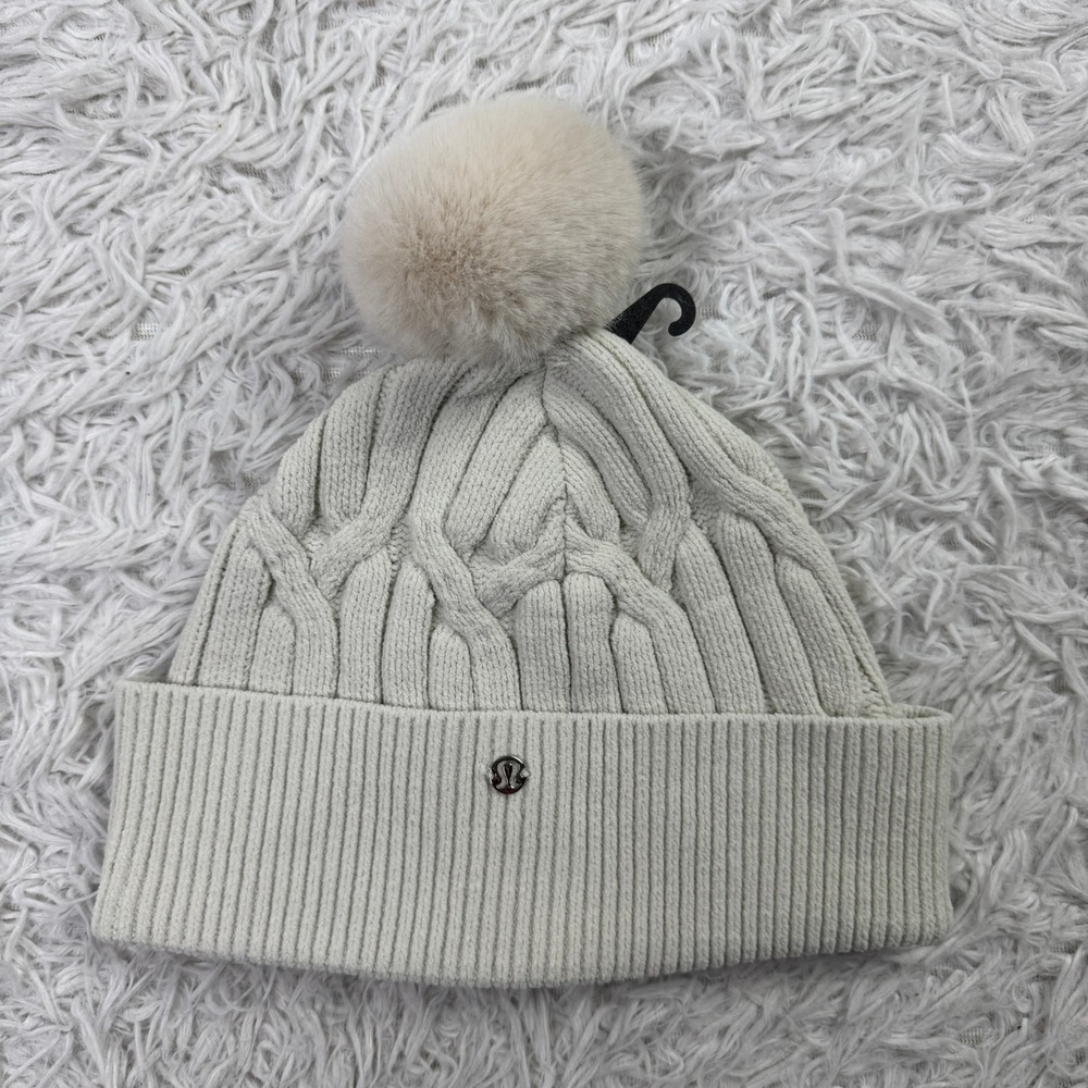 NWOT Lululemon Hat Womens O/S White Cableknit POM Beanie Soft Faux Fur Pom-Pom